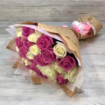 Букет из 19 белых и розовых роз 50 см