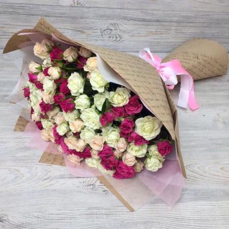 Букет из 29 розовых и белых веточек кустовых роз "Люблю внимание"