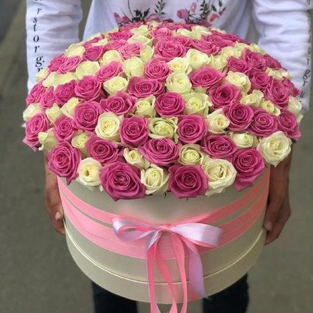 Букет "Шляпная коробка из 101 белой и розовой розы"